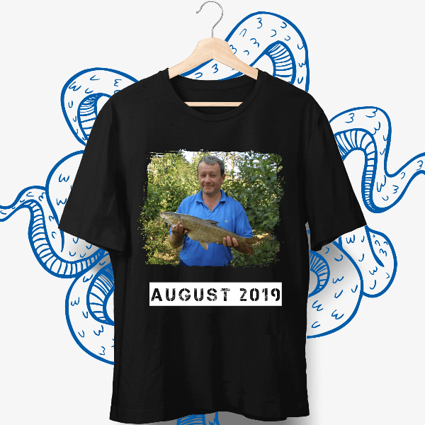 Personalisierbares Foto Querformat T-Shirt mit Text - aqua-wave.de